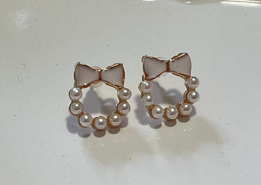 Pearl bow studs